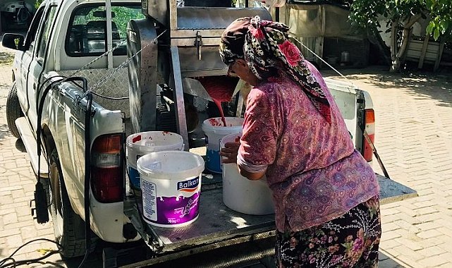 İzmir Efes'te salça makinesi mahalleleri geziyor