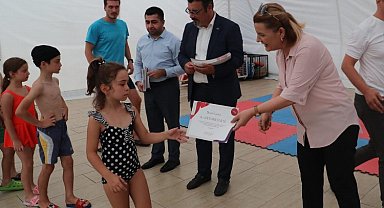 İzmit'in minik yüzücüleri sertifikalandı