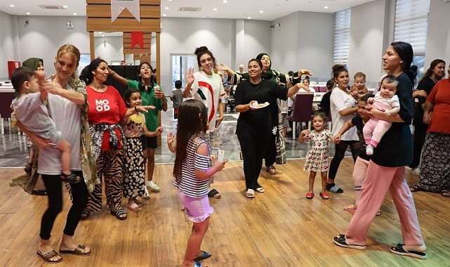 İzmit'te kadınlar matinede gönüllerince eğlendi