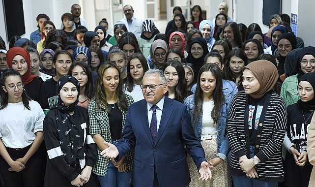 Kayseri Büyükşehir'in kırtasiye desteği sürüyor