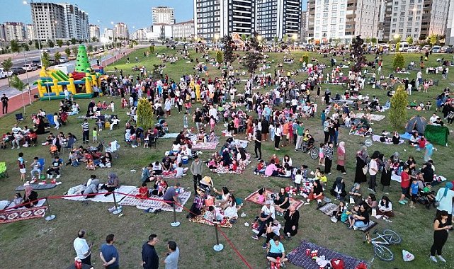 Kayseri Melikgazi'de açık hava sinema keyfi sürüyor