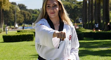 Kırık elle bronz madalya