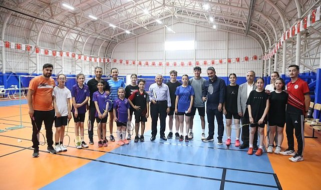 Memduh Büyükkılıç badmintoncularla buluştu
