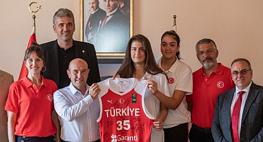 Milli takım oyuncularından Başkan Soyer'e kupa sözü