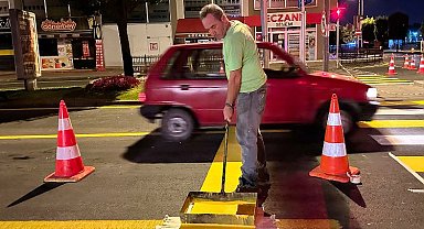 Sakarya Büyükşehir yollar için gece mesaisinde