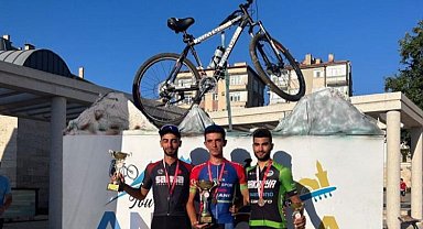 Sakaryalı sporcular 'Milli' formayla tozu dumana kattı