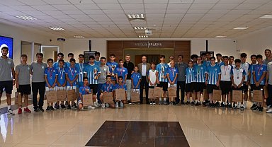Selçuklulu şampiyon hokeycilerden Başkan Pekyatırmacı'ya ziyaret