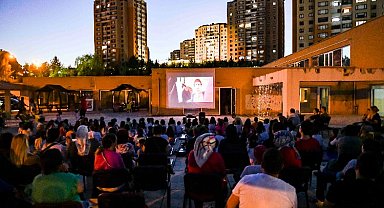 Sıcaktan bunalanlara açık hava sinema keyfi