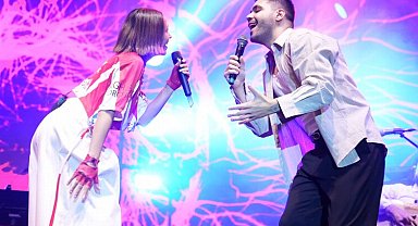 Uludağ'da Zeynep Bastık'tan sürpriz düet