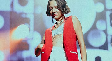 Zeynep Bastık beyazlar içinde