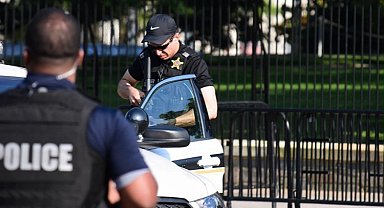 ABD polisi K-9 gibi havlayarak 4 hırsızı yakaladı