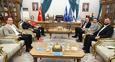 Alinur Aktaş özel şampiyonları ağırladı