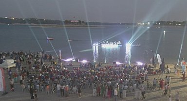 Altın Koza'da göl üzerinde konser