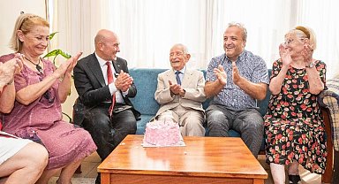 Başkan Soyer asırlık çınar İsmail İnceboy'u ziyaret etti