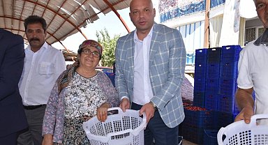 Biber üretiminde çalışan kadınlara koruyucu ekipman