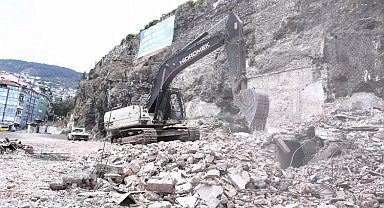 Bursa Osmangazi'de tarihi bölgedeki riskli binalar yıkılıyor