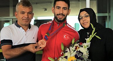 Dünya 3.'sü olan milli güreşçi Bayraktar yurda döndü