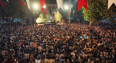 Emre Aydın'dan Zafer şarkıları