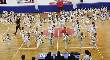 Gölcük'te taekwondo sporcuları kuşak atladı
