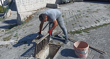 Gördes'te yağmursuyu ızgaraları temizleniyor