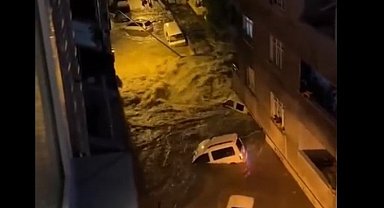 İstanbul'u sağanak vurdu: 2 ölü!