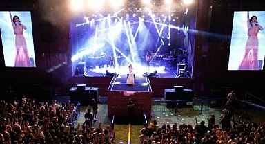 İzmir Fuarı'nda Simge rüzgarı