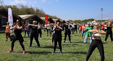 İzmitli kadınlar zumba ile eğlenerek spor yaptı