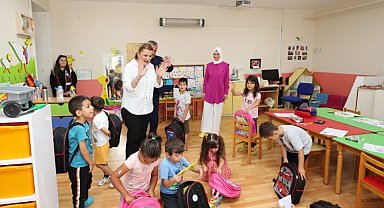 İzmit'te Başkan Hürriyet, öğrencileri hediyelerle sevindirdi