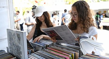 Kadıköy'de plaklar Barış Manço anısına dönüyor
