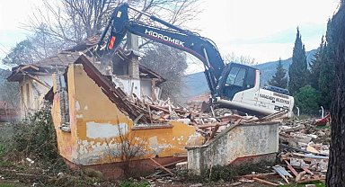 Karacabey'de metruk bina yıkımları son sürat
