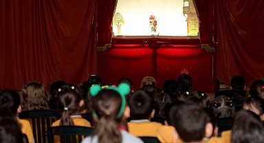 'Karagöz Göklerde' oyununu Karapürçek'te sahnelendi