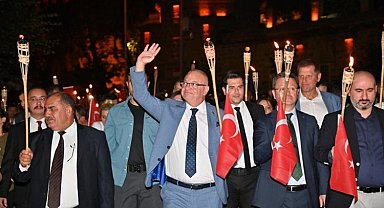 Manisa Fener Alayı'yla kurtuluşunu ışıklandırdı