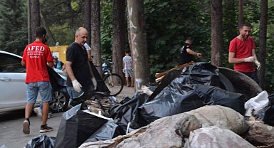 Manisa'da çöpleri 'gönül'den topladılar