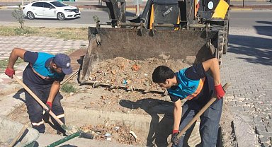 Manisa'da olası taşkınlara karşı ızgaralar temizleniyor