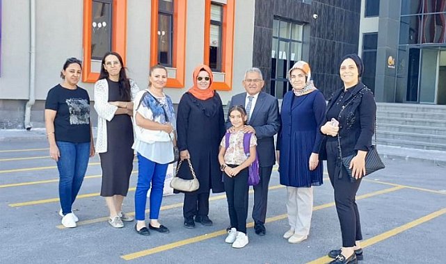 Memduh Büyükkılıç minik öğrencilerle buluştu