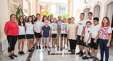 Milli takım sporcuları Başkan Soyer'i ziyaret etti