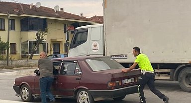 Polis memurunun yardımsever tavrı takdirle karşılandı