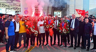 Şampiyon güreşçilere coşkulu karşılama