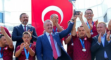 Şampiyonluk kupasını Başkan Büyükakın'a getirdiler... Sıradaki hedef Dünya Kupası...