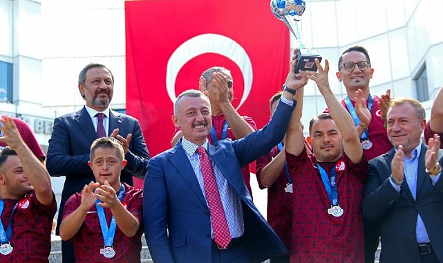 Şampiyonluk kupasını Başkan Büyükakın'a getirdiler... Sıradaki hedef Dünya Kupası...