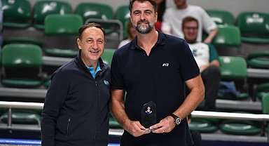 TOFAŞ'tan Mehmet Okur'a teşekkür plaketi