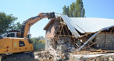 Uludağ'ı kaçak yapılardan temizleyen yıkım