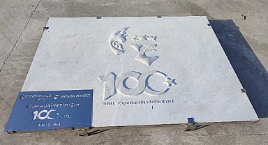 700 kiloluk 'mermer anıt taş' denize indirildi