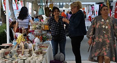 Adana Kadın Emeği Pazarı'nda el emeği ürünler satışta