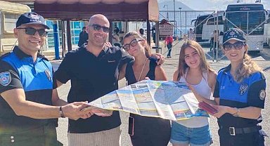 Alanya polisinden turistlere 4 dilde tanıtım
