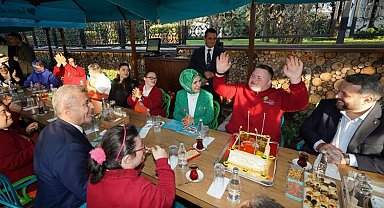 Bakan Göktaş down sendromlu gençlerle buluştu