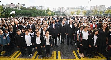 Bakan Tekin İstanbul'da bayrak törenine katıldı