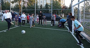 Başkan Büyükakın, Çayırova'da çocuklarla futbol oynadı