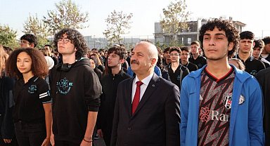 Başkan Büyükgöz liselilerle bayrak töreninde