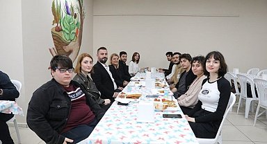 Başkan Hürriyet, 'Anne Eli' tutanlarla buluştu